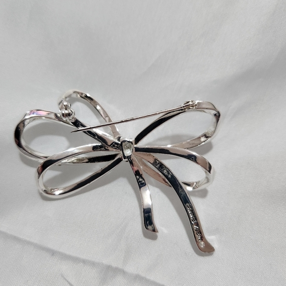 ♡Anne Klein Pave Bow Brooch Accented with Crystals - Picture 5 of 8